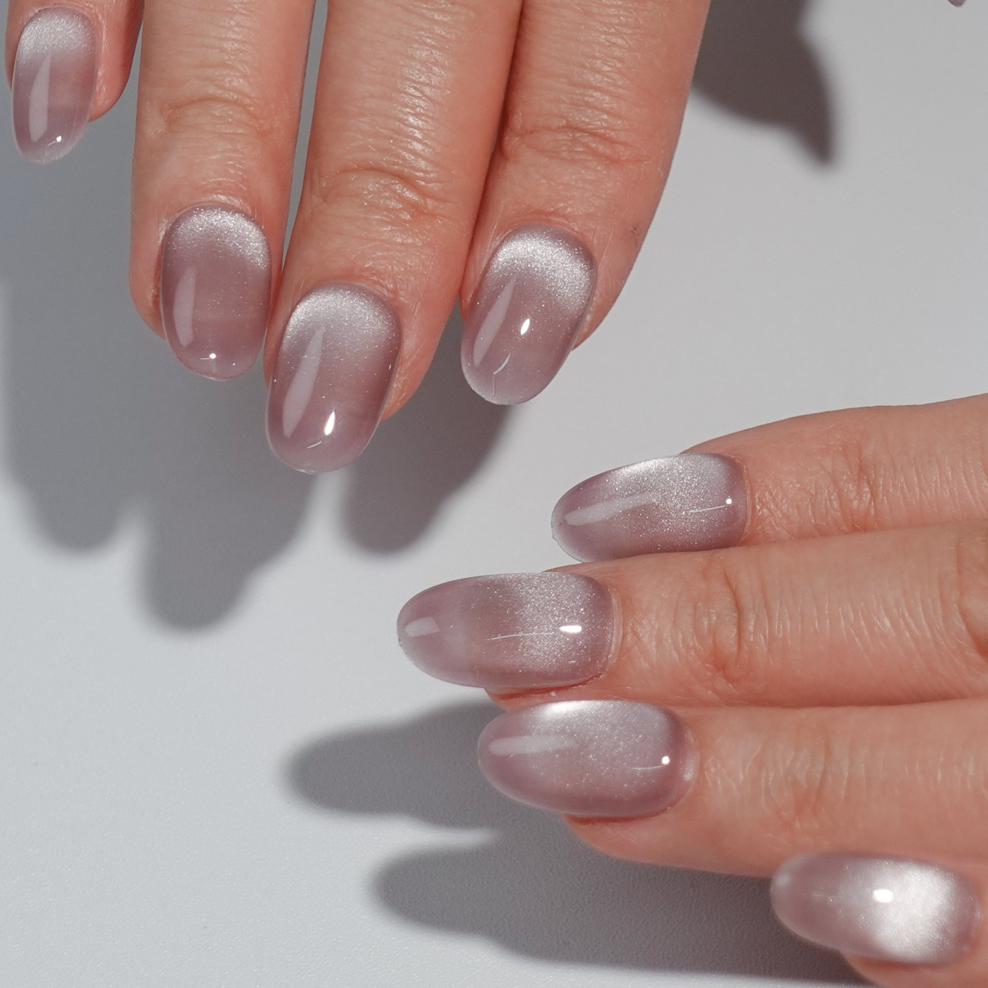 A set of lilac - colored glossy press - on nails neatly arranged in a transparent case. The nails have a soft, smooth finish, ideal for creating a refined and graceful appearance, suitable for spring or elegant occasions.